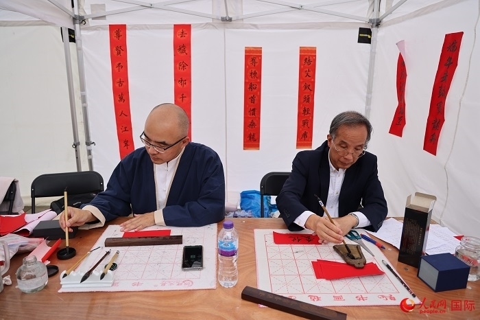 活動(dòng)現(xiàn)場(chǎng)的中國(guó)書法展示。人民網(wǎng)記者 邢雪攝