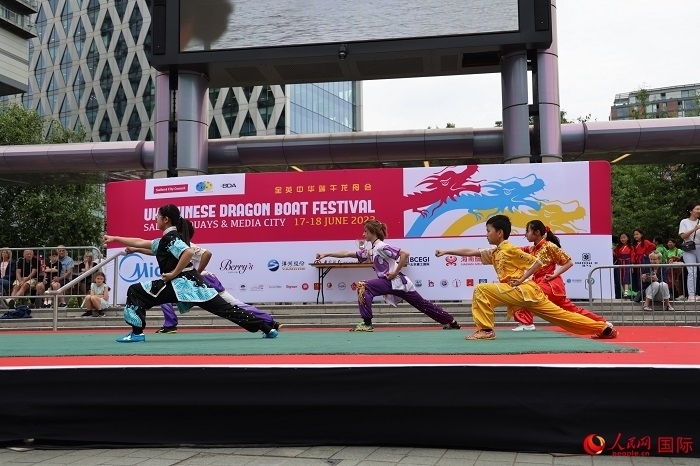 中華武術(shù)表演吸引了眾多英國(guó)觀眾。人民網(wǎng)記者 邢雪攝