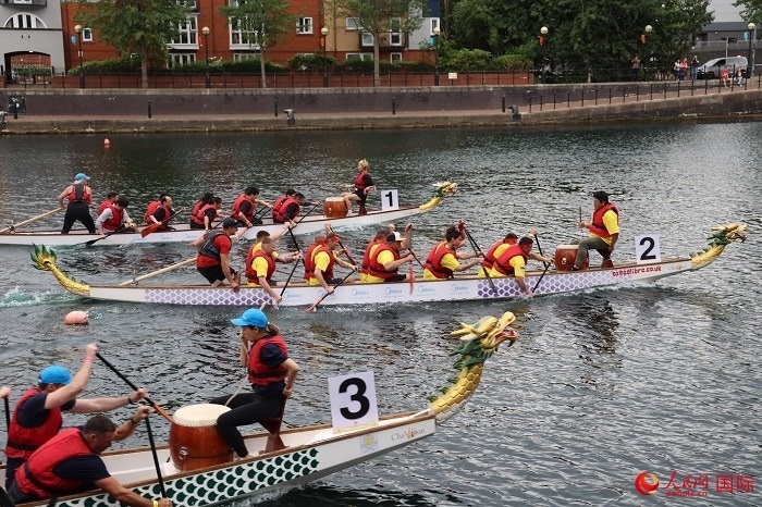 2023全英中華端午龍舟會(huì)比賽現(xiàn)場(chǎng)，幾支隊(duì)伍你追我趕。人民網(wǎng)記者 邢雪攝