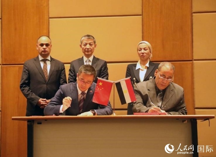 中國駐埃及使館公使張朝陽與埃環(huán)境事務署工程和項目管理局局長阿卜杜勒阿齊茲簽署交接證書。沈小曉攝