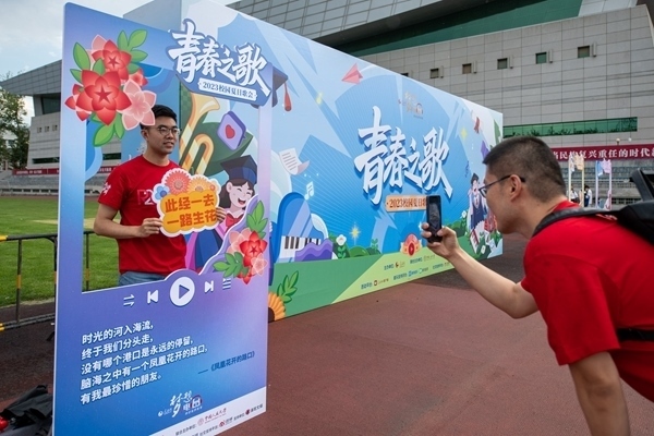 學(xué)生在市集打卡拍照。人民網(wǎng)記者 翁奇羽攝