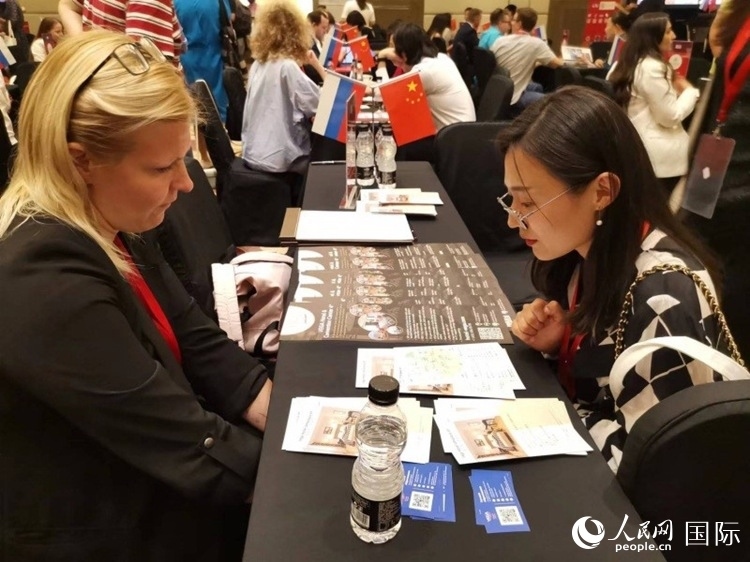 中俄旅游行業(yè)代表在北京路演活動現(xiàn)場面對面溝通。人民網(wǎng)記者 楊倩攝