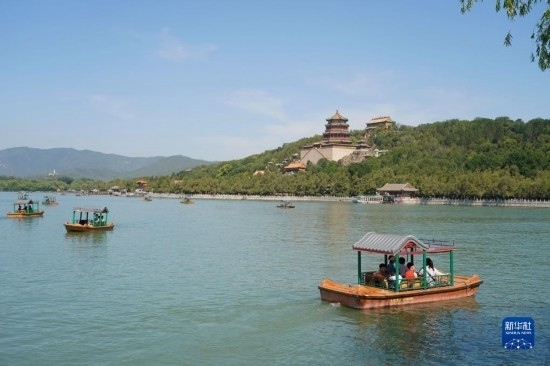 6月22日，游人在北京頤和園乘坐游船。新華社記者 任超 攝