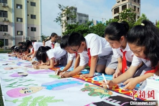 圖為學(xué)生們用手中畫筆在進(jìn)行創(chuàng)作。 興業(yè)縣融媒體中心供圖