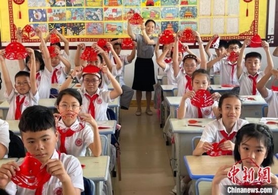 圖為學(xué)生們展示剪紙作品。 興業(yè)縣融媒體中心供圖