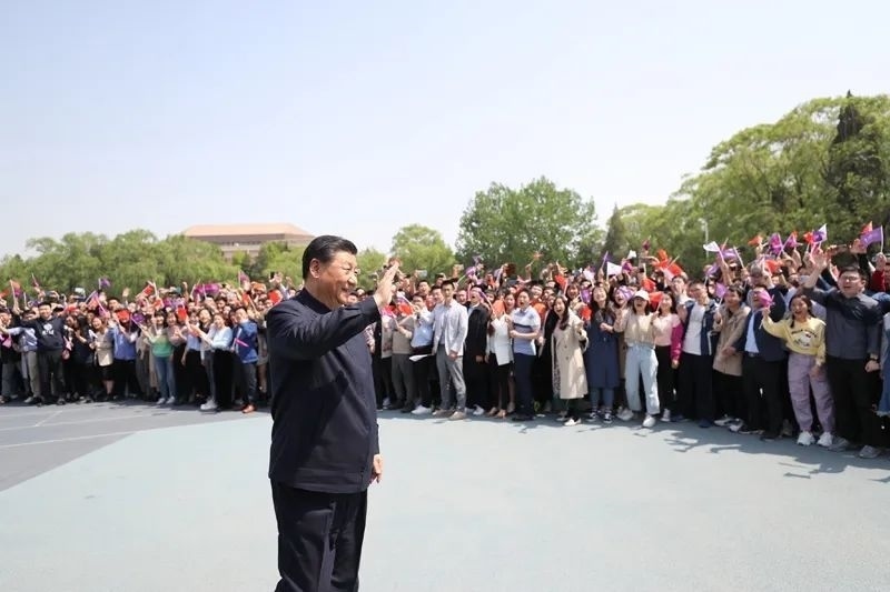 2021年4月19日，在清華大學(xué)建校110周年校慶日即將來臨之際，習(xí)近平來到清華大學(xué)考察。圖為習(xí)近平離開學(xué)校時(shí)，同師生們揮手致意。新華社記者 鞠鵬 攝