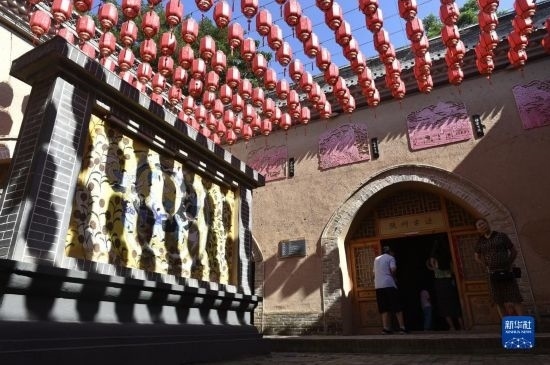 6月23日，游人在三門峽市陜州地坑院景區(qū)內(nèi)游覽。