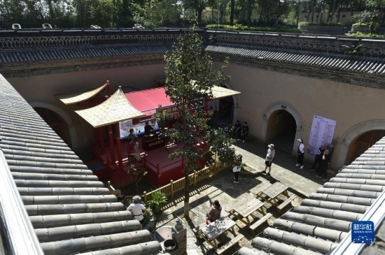 6月23日，游人在三門峽市陜州地坑院景區(qū)內(nèi)游覽。