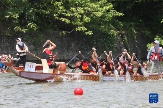 6月23日，在江蘇省宜興市舉行的龍舟競渡賽中，參賽選手們奮力拼搏。