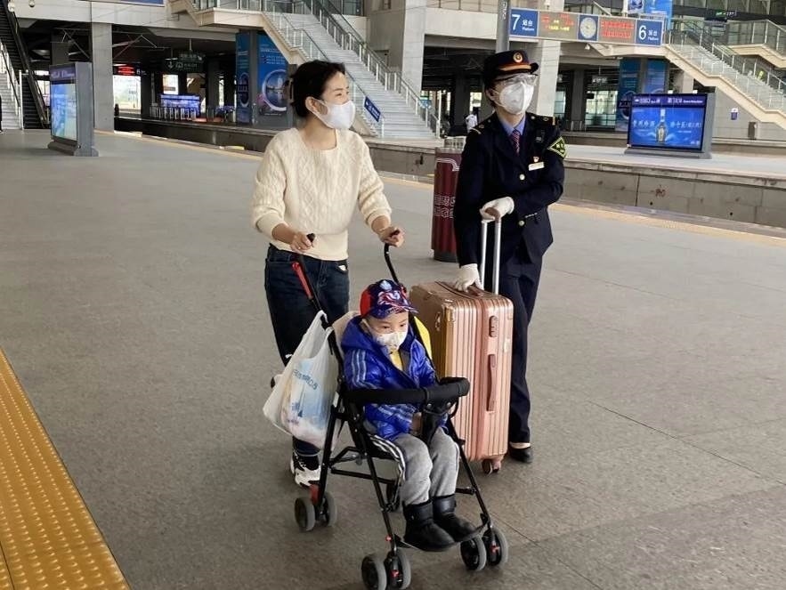 鄭海珠在站臺(tái)上引導(dǎo)旅客乘車。南昌鐵路供圖