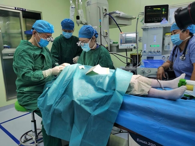 5歲的丹增貴吉正接受雙眼斜視矯正手術(shù)。人民網(wǎng)記者 李棟攝