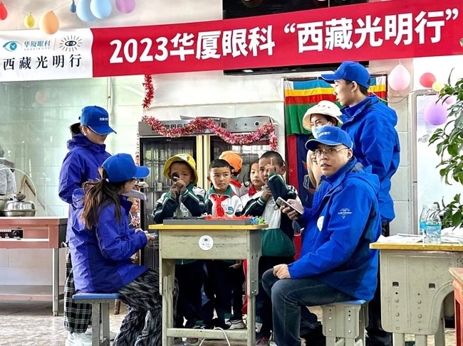 華廈眼科醫(yī)務(wù)人員對當(dāng)?shù)厣倌陜和M行近視、弱視、斜視篩查。人民網(wǎng)記者 李棟攝