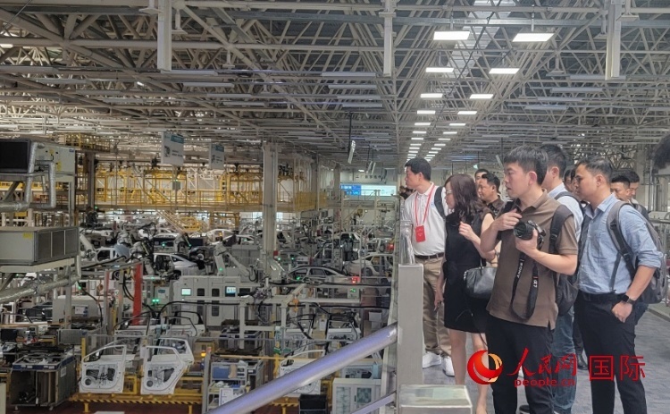 外媒記者在廣汽埃安車間參觀。人民網(wǎng) 寧玉瑛攝