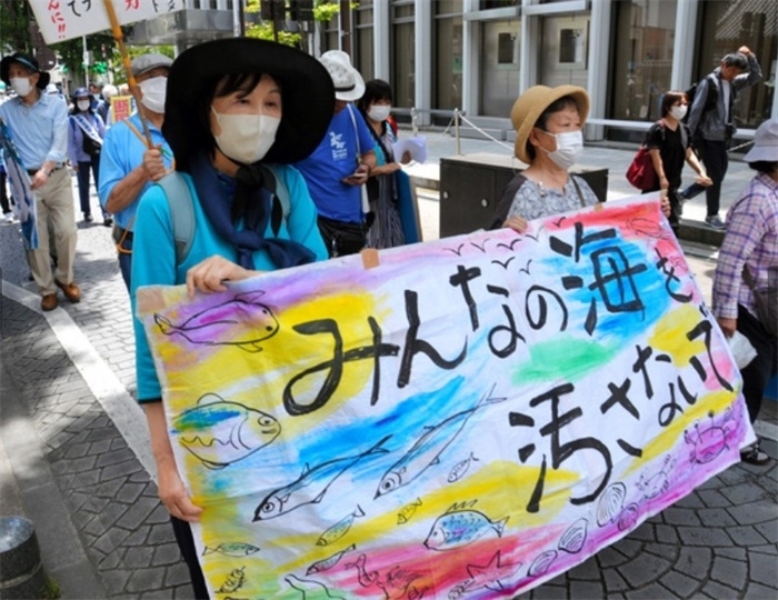 2023年6月20日，日本民眾在福島縣政府周圍舉行抗議活動(dòng)，強(qiáng)烈反對(duì)核污水排海計(jì)劃，呼吁保護(hù)漁業(yè)資源。圖片來源：《朝日新聞》