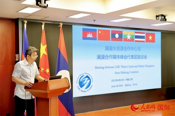 由瀾湄六國(guó)有關(guān)部門及主流媒體等組成的采訪團(tuán)與中方代表在瀾湄水資源合作中心舉行座談會(huì)。水利部國(guó)際合作與科技司副司長(zhǎng)、一級(jí)巡視員、瀾湄水資源合作聯(lián)合工作組中方組長(zhǎng)李戈發(fā)表講話。（人民網(wǎng) 李世奇攝）