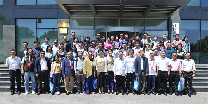 由瀾湄六國(guó)有關(guān)部門及主流媒體等組成的采訪團(tuán)與中方代表在瀾湄水資源合作中心門口合影。（瀾湄水資源合作中心供圖）