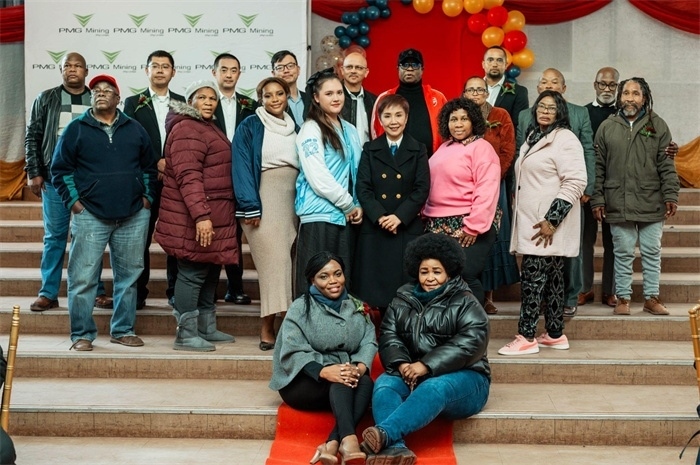 PMG礦業(yè)公司股東和管理團(tuán)隊和演講嘉賓合影。（圖片來源：廣西大錳南非PMG礦業(yè)有限公司）