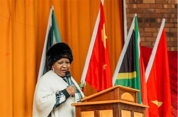 Magdeline Mokwena女士致辭。（圖片來源：廣西大錳南非PMG礦業(yè)有限公司）