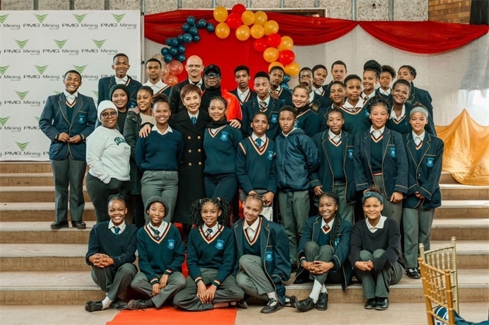 Blinkklip高中的學(xué)生們。（圖片來源：廣西大錳南非PMG礦業(yè)有限公司）