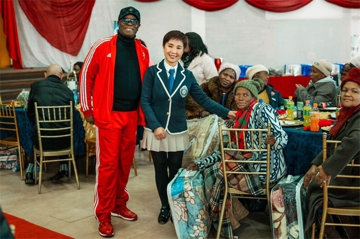 Micheal Mohala中將、黃琳與社區(qū)老人合影。（圖片來源：廣西大錳南非PMG礦業(yè)有限公司）