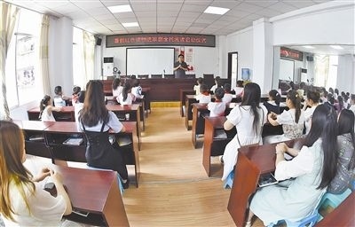  圖②：法院干警向參加活動(dòng)的學(xué)生和家長(zhǎng)講解暑假安全教育知識(shí)。