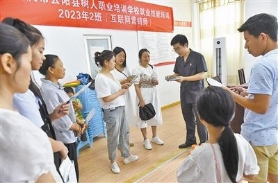  圖③：法院干警現(xiàn)場(chǎng)指導(dǎo)鄉(xiāng)村“代理家長(zhǎng)”如何正確管護(hù)留守兒童。