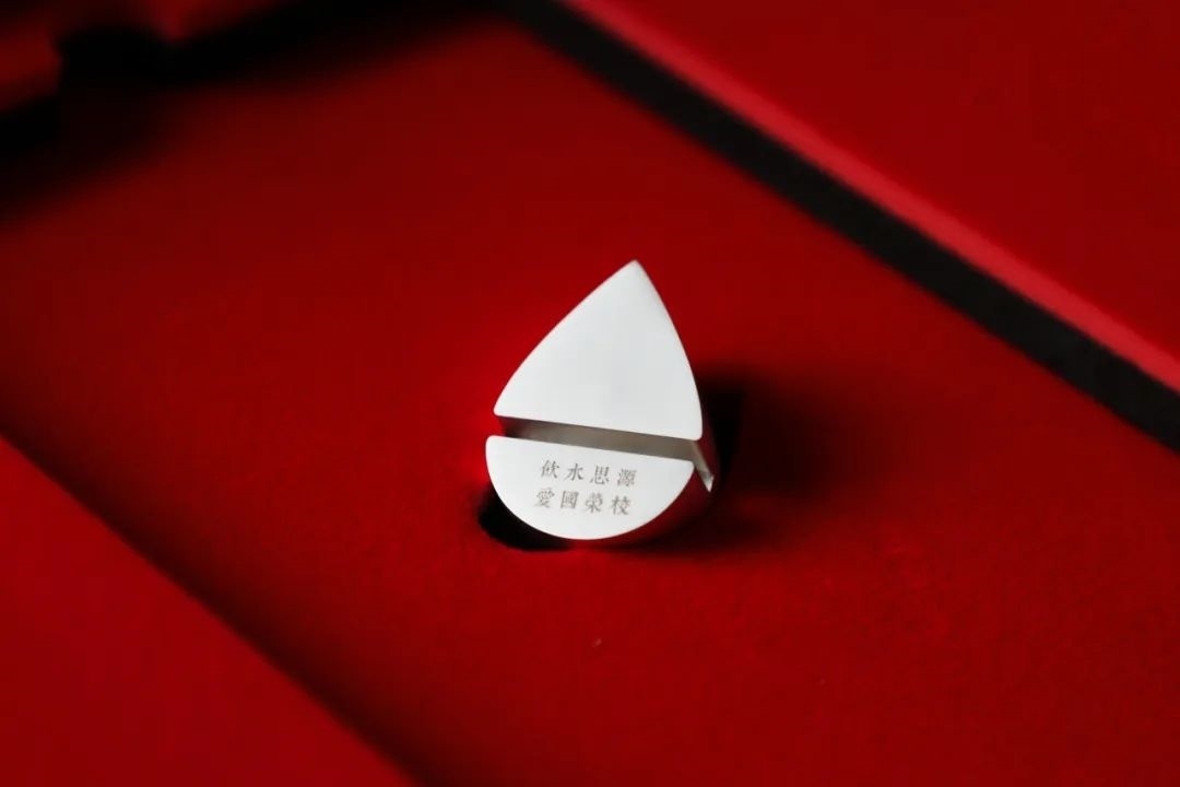 上海交通大學(xué)發(fā)布2023年錄取通知書(shū)禮盒。校方供圖