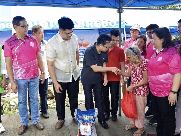 中國(guó)駐菲律賓大使館向部分馬榮火山受災(zāi)家庭分發(fā)賑災(zāi)物資。中國(guó)駐菲律賓大使館供圖