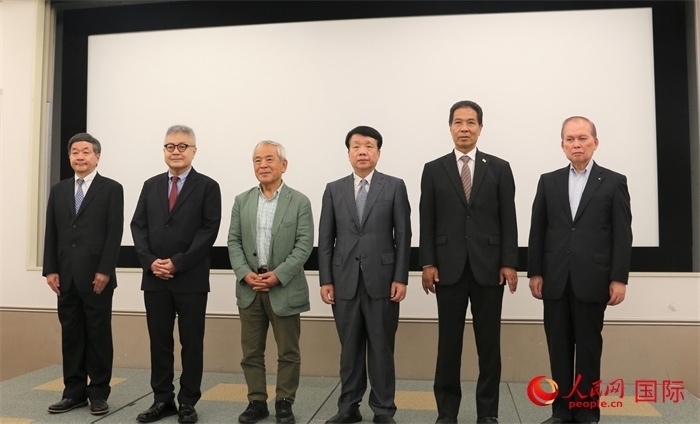 主辦方與嘉賓合影。（人民網(wǎng) 許可攝）