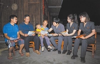 “法治屋場會”上，法院黨員志愿服務(wù)隊在給種植戶普及法律知識。