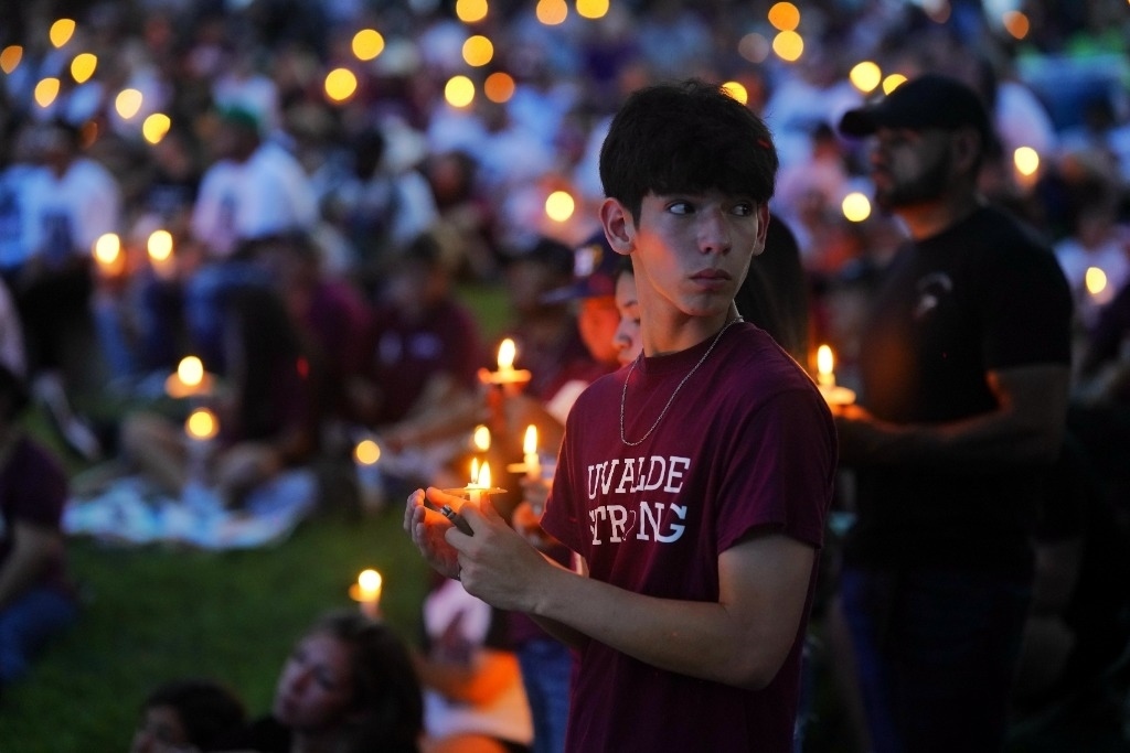 5月24日，在美國(guó)得克薩斯州小城尤瓦爾迪，人們參加守夜儀式悼念校園槍擊遇害者。當(dāng)日是美國(guó)尤瓦爾迪大規(guī)模校園槍擊事件一周年。新華社記者吳曉凌攝