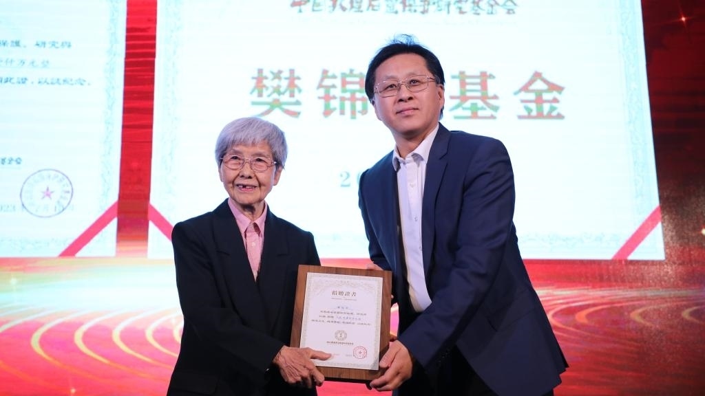 國(guó)家文物局黨組成員、副局長(zhǎng)解冰（右）為樊錦詩(shī)（左）頒發(fā)捐贈(zèng)證書(shū)。新華社記者張睿 攝