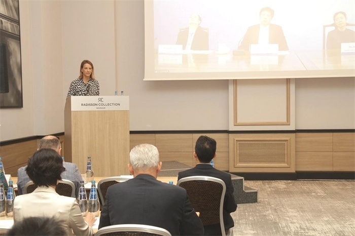 波蘭國(guó)家商會(huì)副主席卡羅麗娜致辭。