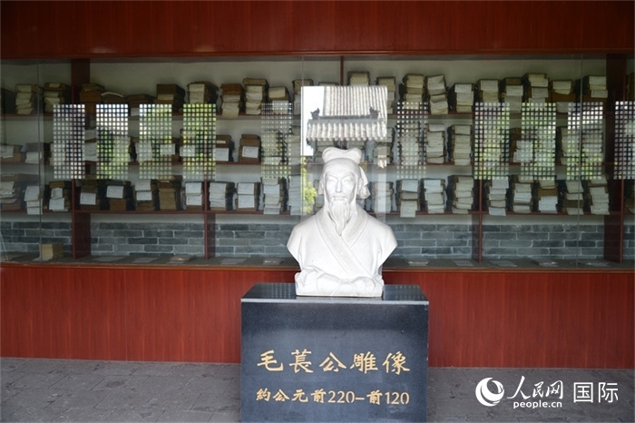 河間詩經(jīng)齋毛萇雕像。雕像后書櫥中陳列的是歷代各版本《詩經(jīng)》及譯本。 人民網(wǎng) 趙昭攝