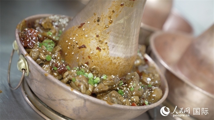 滄州火鍋雞。人民網(wǎng)記者 袁蒙攝