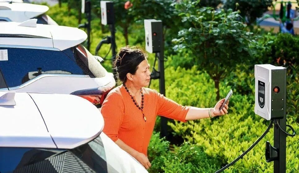 2023年5月24日，山東省膠州市新立街小區(qū)內(nèi)一位居民使用電動(dòng)汽車(chē)充電樁掃碼充電。該小區(qū)加裝各類(lèi)智慧設(shè)備，打造“智慧社區(qū)”，為居民生活帶來(lái)便利。