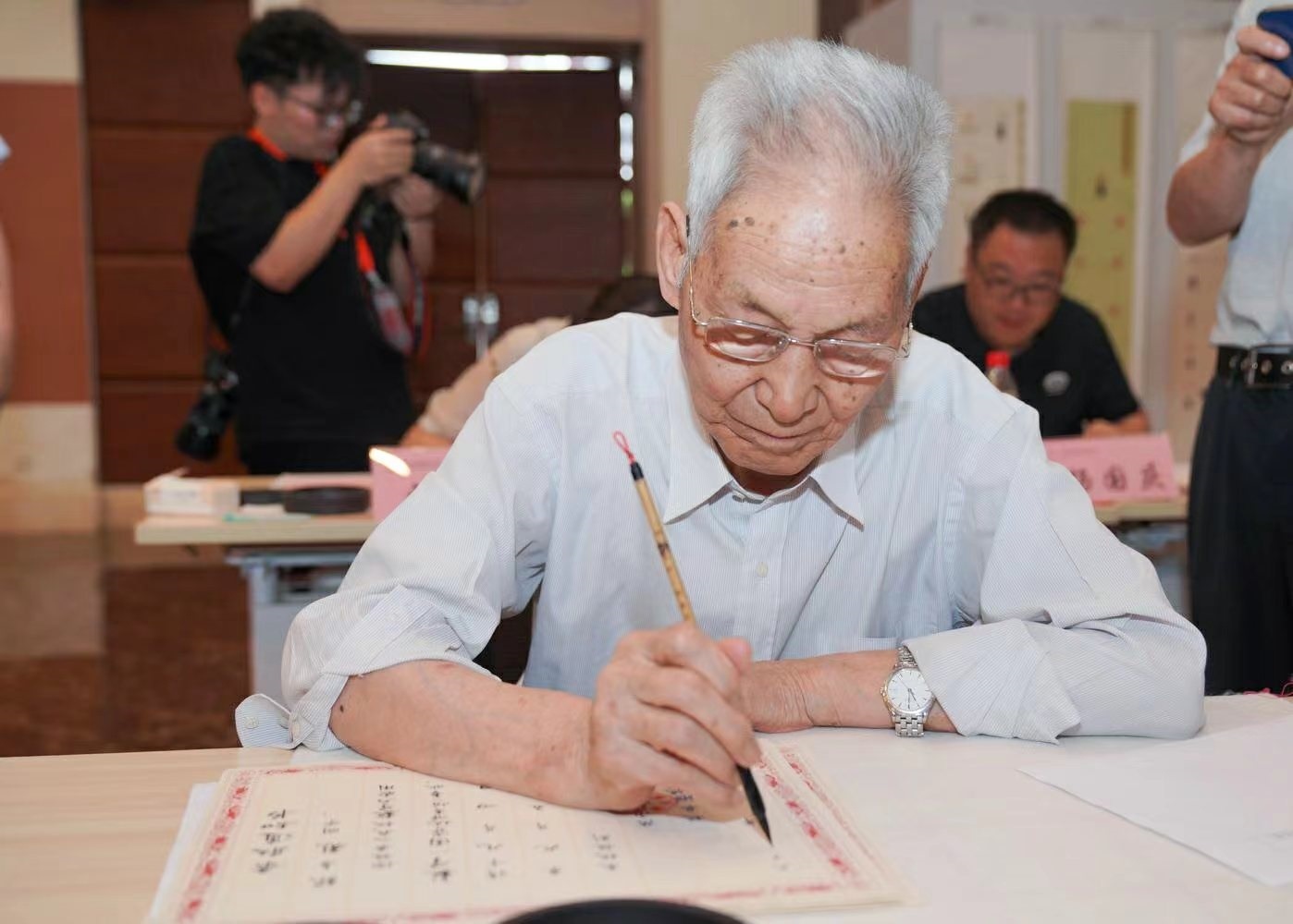 老教授們用毛筆書寫2023級新生錄取通知書。校方供圖