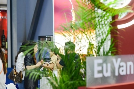 RCEP成員國企業(yè)亮相第三屆消博會(huì)。2023年4月12日，參觀者在新加坡企業(yè)余仁生的展臺(tái)了解產(chǎn)品。新華社記者王澤聰攝