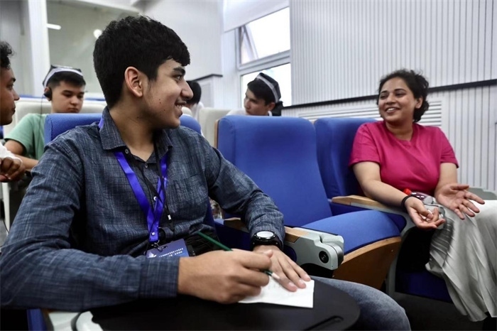 “上合小記者”在中國傳媒大學外語學院采訪留學生。中新社供圖