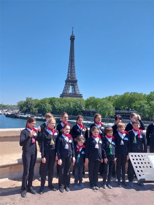 2.2023年5月，巴黎寶麗聲童聲合唱團(tuán)錄制歌曲《如果我去中國(guó)》。（圖片由受訪者提供）