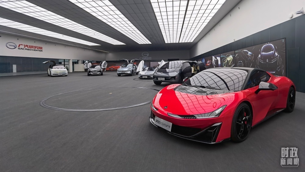 今年4月，習近平考察廣汽埃安新能源汽車股份有限公司，了解企業(yè)推動制造業(yè)高端化、智能化、綠色化等情況。（總臺央視記者石丞拍攝）