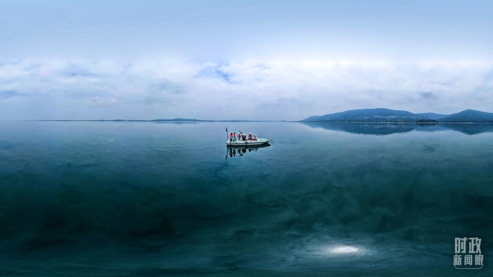 丹江口水庫，工作人員正在采集水樣。（總臺國廣記者李晉拍攝）