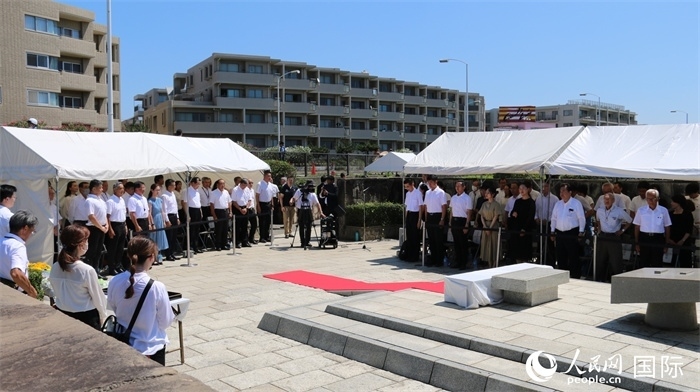 參加紀(jì)念活動(dòng)者全體起立默禱。人民網(wǎng) 許可攝