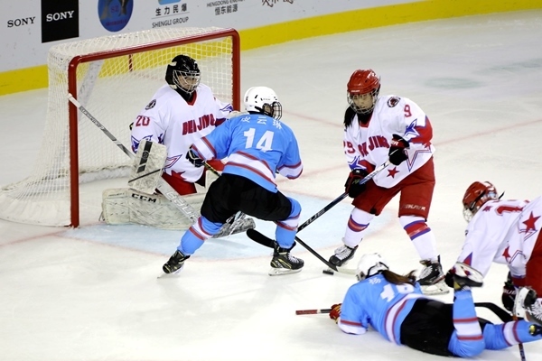 廣東隊(duì)球員與北京隊(duì)球員禁區(qū)混戰(zhàn)。人民網(wǎng)記者 胡雪蓉?cái)z