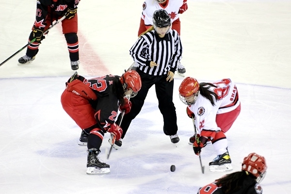 北京隊球員呂悅(左)與上海隊球員黃滟爭球。人民網(wǎng)記者 胡雪蓉攝