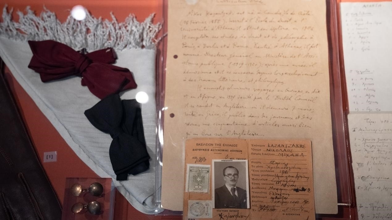 卡贊扎基斯的法語簡歷。人民網(wǎng)記者 葛泰佚攝