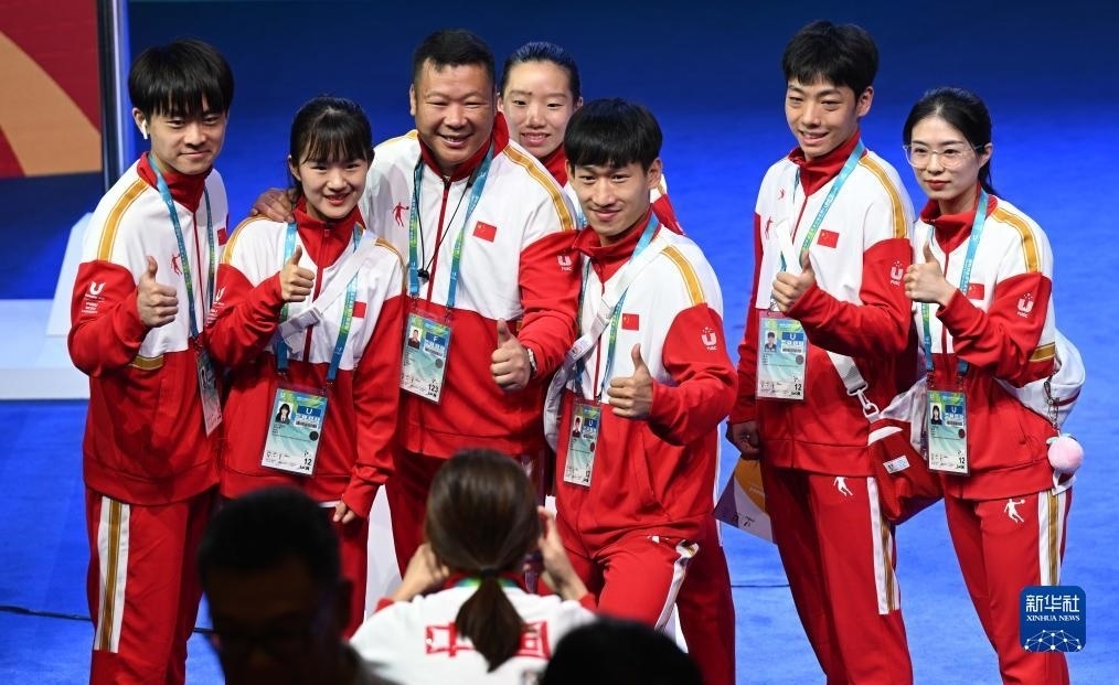 7月22日，中國代表團部分成員在歡迎儀式后合影。新華社記者 王曦 攝