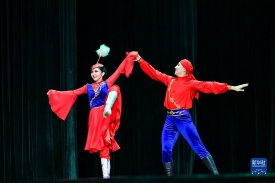 7月21日，哈薩克斯坦薩爾塔納國(guó)家舞蹈團(tuán)的演員在演出。