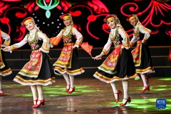 7月21日，哈薩克斯坦薩爾塔納國(guó)家舞蹈團(tuán)的演員在演出。