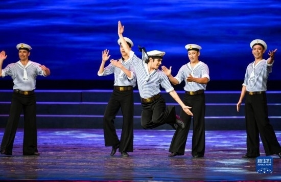 7月21日，哈薩克斯坦薩爾塔納國(guó)家舞蹈團(tuán)的演員在演出。